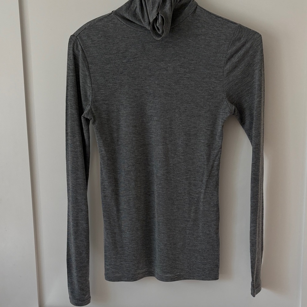 Women's Gray Long-Sleeve Turtleneck Top